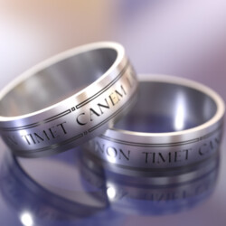 Титанове кільце з латинським виразом "Lupus non timet canem latrantem"