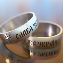 Кільце з титану з написом «Слава Україні» та Тризубом