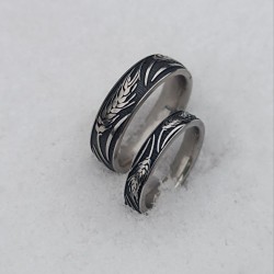 Деталізація глибокого гравіювання колосків на титановому кільці